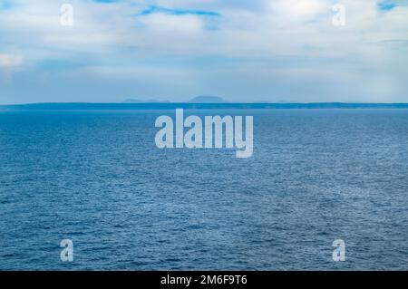 Incredibili nuvole sul mare nell'ora pre-alba, l'orizzonte con le montagne, il Mediterraneo, la costa d'Italia Foto Stock