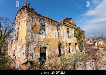 Mattoni abbandonati vecchia casa con finestre rotte a Sofia Foto Stock