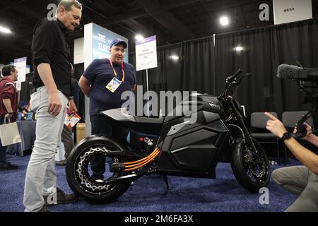 Las Vegas, Stati Uniti. 03rd Jan, 2023. Un partecipante vede la superbike elettrica di Verge TS in moto di verge in esposizione durante il CES internazionale 2023, al Mandalay Bay Convention Center di Las Vegas, Nevada Lunedi, 3 gennaio 2023. Foto di James Atoa/UPI Credit: UPI/Alamy Live News Foto Stock