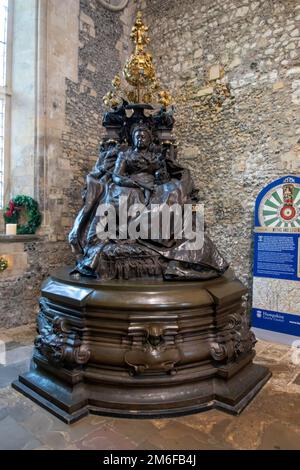 La statua della Regina Vittoria nella Grande Sala a Winchester, Hampshire, Regno Unito Foto Stock