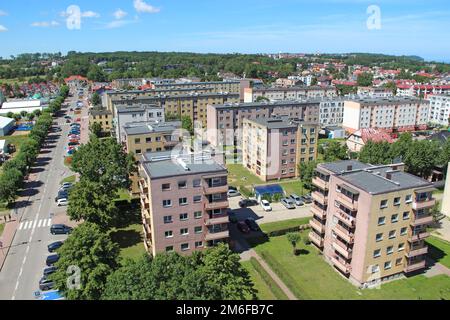 Panorama della città di Wladyslawowo con edifici moderni a più piani di appartamento. Paesaggio urbano in estate. Casa di città Foto Stock