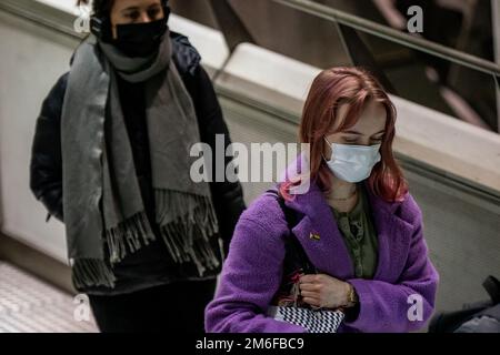 I membri del pubblico indossano maschere alla stazione di Westminster sulla linea circolare della metropolitana di Londra. Il n. 10 ha sottolineato che è 'non obbligatorio? Indossare una maschera mentre si è ammalati dopo che un ministro del governo ha detto che era 'sostenibile? Farlo se si viaggia. Il professor Susan Hopkins, consulente medico capo presso la UK Health Security Agency (UKHSA), ha emesso un consiglio lunedì dicendo che gli adulti dovrebbero 'indossare una copertura facciale' se devono lasciare la casa mentre si sentono malsani. Data immagine: Mercoledì 4 gennaio 2023. Foto Stock