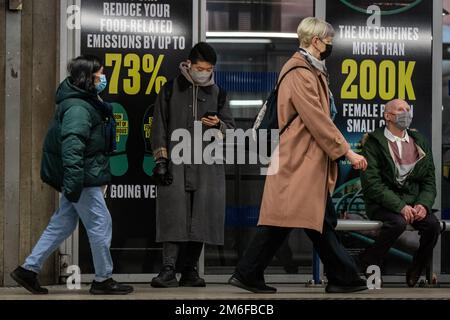 I membri del pubblico indossano maschere alla stazione di Westminster sulla linea circolare della metropolitana di Londra. Il n. 10 ha sottolineato che è 'non obbligatorio? Indossare una maschera mentre si è ammalati dopo che un ministro del governo ha detto che era 'sostenibile? Farlo se si viaggia. Il professor Susan Hopkins, consulente medico capo presso la UK Health Security Agency (UKHSA), ha emesso un consiglio lunedì dicendo che gli adulti dovrebbero 'indossare una copertura facciale' se devono lasciare la casa mentre si sentono malsani. Data immagine: Mercoledì 4 gennaio 2023. Foto Stock