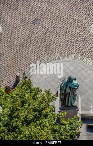 Statua di Nicolaus Copernico nella città vecchia di Torun vista dall'alto Foto Stock