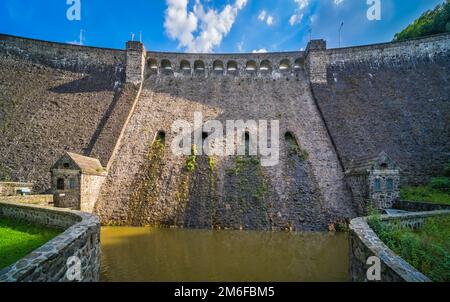 Splendida vista sulla vecchia diga di Zagorze Slaskie, Polonia Foto Stock