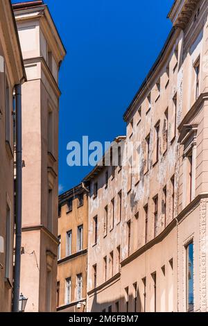 Inquadratura ad angolo basso di vecchi edifici di tenement a Torun, Polonia Foto Stock