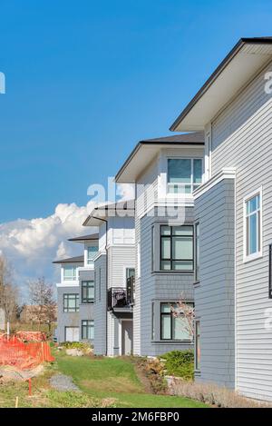 Nuovissime case residenziali su sfondo blu cielo Foto Stock