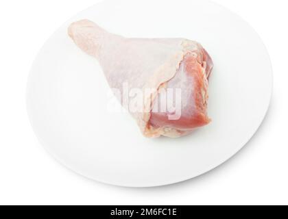 Una gamba di tacchino CRUDO su un piatto bianco Foto Stock