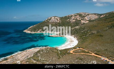Ripresa aerea di belle acque color turchese, piccola spiaggia e montagna in Two Peoples Bay, Albany, Australia Occidentale Foto Stock