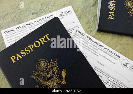 Passaporto USA con le carte COVID-19 Vaccination Record, rilasciato dal CDC degli Stati Uniti per indicare che un individial è stato vaccinato Foto Stock