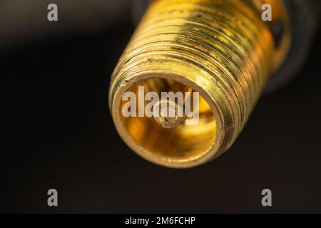 Valvola dello pneumatico per il primo piano sulla ruota del veicolo. nipplo Foto Stock