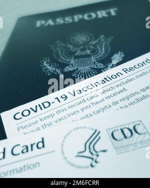 Passaporto USA con le carte COVID-19 Vaccination Record, rilasciato dal CDC degli Stati Uniti per indicare che un individial è stato vaccinato Foto Stock