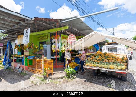 Panama, la città di Bugaba, negozio di frutta tropicale con esposizione all'aperto Foto Stock