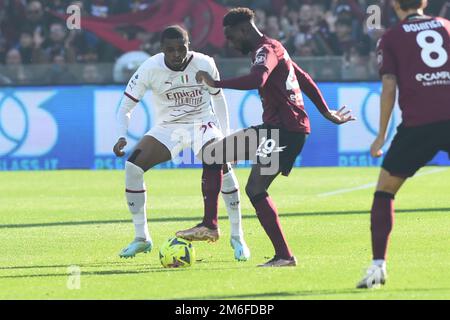 Salerno, Italia. 04th Jan, 2023. Julian Kristoffersen di US Salernitana e Pierre Kalulu di AC Milan competono per la palla con durante la partita di calcio amichevole US Salernitana 1919 v AC Milan allo stadio Arechi Credit: Independent Photo Agency/Alamy Live News Foto Stock