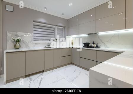 Lussuosa cucina in marmo bianco moderno nello spazio monolocale Foto Stock