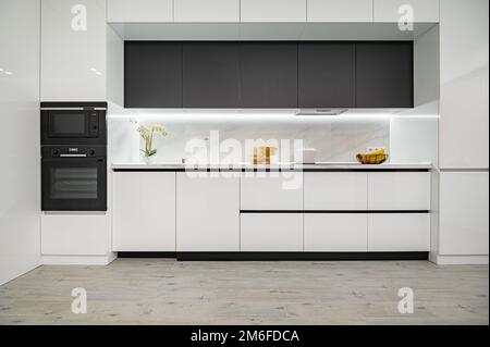 Lussuosa cucina in marmo bianco e nero, vista frontale Foto Stock