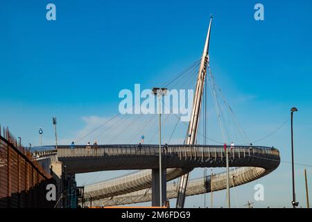 Veduta dell'bidge Ponte del Mare nella città di Pescara, Abruzzo, Italia Foto Stock