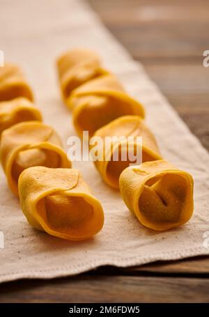 Ravioli crudi fatti in casa con spinaci e ricotta Foto Stock