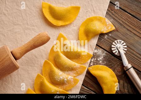 Ravioli crudi fatti in casa con spinaci e ricotta Foto Stock