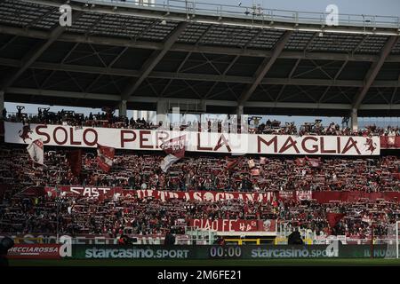 Torino, 4th gennaio 2023. I tifosi del Torino FC precedono la partita di Serie A allo Stadio Grande Torino. L'immagine di credito dovrebbe essere: Jonathan Moskrop / Sportimage Foto Stock