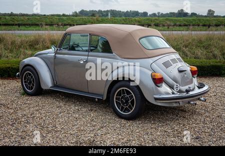 Brummen, Paesi Bassi, 23.10.2021, retro Volkswagen Beetle 1303 Convertibile alla Gallery Aaldering Foto Stock