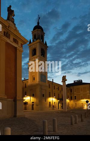 Una chiesa con un orologio sul lato di a. edificio Foto Stock