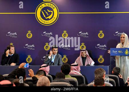 Riyadh, Arabia Saudita. 03rd Jan, 2023. Riyadh, Regno, Arabia Saudita, 3 gennaio 2023, L-R : l'allenatore francese Rudi Garcia, la star del calcio portoghese Cristiano Ronaldo e il presidente della squadra di calcio di AlNassr Mossali al-Muammar hanno visto la conferenza stampa di presentazione di Ronaldo a Riyadh, Regno dell'Arabia Saudita, il 3 gennaio 2023. Foto di Balkis Press/ABACAPRESS.COM Credit: Abaca Press/Alamy Live News Foto Stock