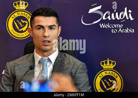 Riyadh, Arabia Saudita. 03rd Jan, 2023. Riyadh, Regno, Arabia Saudita, 3 gennaio 2023, La star del calcio portoghese Cristiano Ronaldo ha presentato allo stadio di Marsool Park con la sua nuova maglia dell'AlNassr Football Club di Riyadh, Regno dell'Arabia Saudita, il 3 gennaio 2023. Foto di Balkis Press/ABACAPRESS.COM Credit: Abaca Press/Alamy Live News Foto Stock