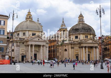 Vista di piazza del Popolo a Roma. Santa Maria in Montesanto e Santa Maria dei Miracoli basiliche Foto Stock