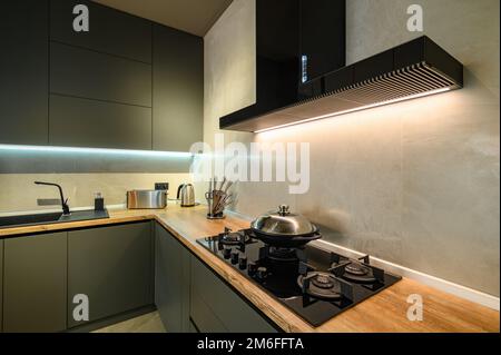 Cucina moderna, grande e lussuosa, di colore grigio scuro con cassetto estraibile Foto Stock