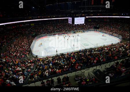 COLONIA, GERMANIA - 2 GENNAIO 2023: Partita di hockey DEL Kölner Haie - Düsseldorfer EG Foto Stock