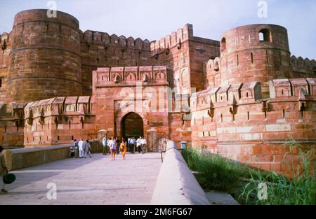 Storico, immagine d'archivio del ponte alla porta di Amar Singh e ingresso del Forte di Agra o Forte Rosso o Lal-Qila o Forte Rouge o Qila-i-Akbari con i suoi bastioni e Torri Crennalated, Agra, India 1990 Foto Stock