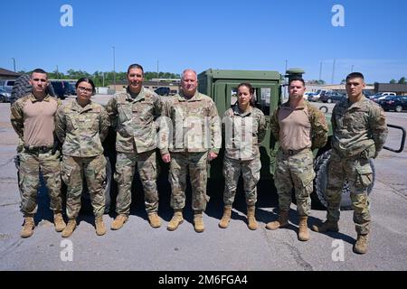 STATI UNITI I militari con il 156th Contingency Response Group, Security Operations Squadron, incontrano il Capo Master Sgt. James Brown, capo del comando statale della Guardia Nazionale aerea di Porto Rico, durante il Southern Strike presso il Gulfport Combat Readiness Training Center, Gulfport, Mississippi, 27 aprile 2022. Brown ha visitato il CRG del 156 per supervisionarne e supportare gli sforzi unitari durante Southern Strike, un'esercitazione di combattimento multinazionale su larga scala organizzata dalla Guardia Nazionale del Mississippi che fornisce un addestramento tattico per l'intera gamma di conflitti. Foto Stock