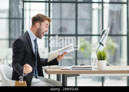 divertente dipendente maschile hanno divertente eseguire vincitore in ufficio moderno Foto Stock