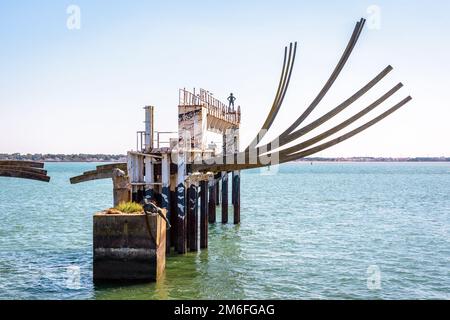 Monumento all'abolizione della schiavitù, da parte dello scultore francese Jean-Claude Mayo, nell'estuario del fiume Loira a Saint-Nazaire, Francia. Foto Stock