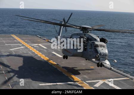 220427-N-HA192-1049 NORFOLK, VIRGINIA. (27 aprile 2022) - un drago marino MH-53 della miniera di elicotteri contromisura Squadron (HM) 12 atterra sul ponte di volo della nave d'assalto anfibio USS Bataan (LHD 5), 27 aprile 2022. Bataan è in corso nell'area di attività della flotta del 2nd. Bataan è casa presso la Naval Station Norfolk. Foto Stock