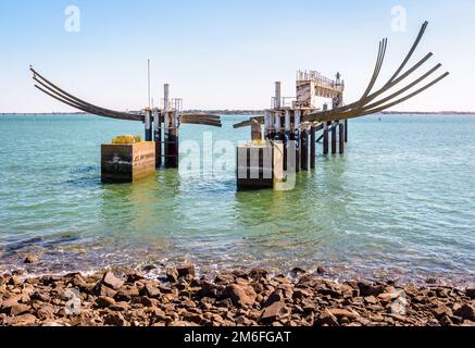 Monumento all'abolizione della schiavitù, da parte dello scultore francese Jean-Claude Mayo, nell'estuario del fiume Loira a Saint-Nazaire, Francia. Foto Stock