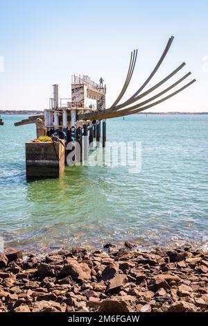 Monumento all'abolizione della schiavitù, da parte dello scultore francese Jean-Claude Mayo, nell'estuario del fiume Loira a Saint-Nazaire, Francia. Foto Stock