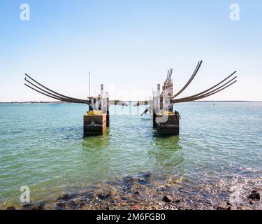 Monumento all'abolizione della schiavitù, da parte dello scultore francese Jean-Claude Mayo, nell'estuario del fiume Loira a Saint-Nazaire, Francia. Foto Stock