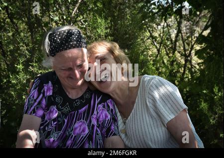 Luda salia (63), infermiera nella sua casa di riposo, che si prende cura delle persone più anziane. Come la sua casa si trova vicino alla linea professionale lontano da 50 metri. Come ha assistito a due guerre (nel 1991, caduta di Abkhazia) da allora non ha paura dei russi che stanno rapendo abitanti del villaggio sul territorio controllato georgiano, nel 2008, quando le forze armate russe hanno colto con successo la regione dell'Ossezia meridionale, a Khurvaleti, Georgia il 12 luglio 2022. Sono passati 14 anni dalla seconda invasione della regione dell'Ossezia meridionale della Georgia. La seconda volta che le forze militari russe hanno preso con successo il territorio, esso Foto Stock