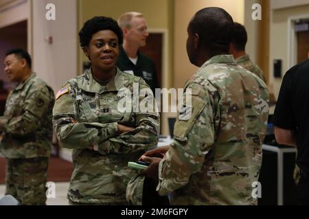 CH (Capt.) Abidemi Ojo, cappellano del Battaglione 9th Brigade Engineer, 3rd° divisione fanteria, parla con un cappellano durante un simposio di cappellano a Fort Stewart, Georgia, 27 aprile 2022. L'evento è stato una collaborazione con cappellani di tutta la regione per discutere le risorse religiose che le chiese all'interno dell'esercito offrono ai soldati e alle loro famiglie. Foto Stock