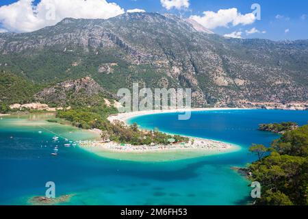 Vista aerea di Oludeniz Bay sulla costa mediterranea della Turchia Foto Stock