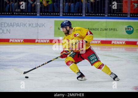 COLONIA, GERMANIA - 2 GENNAIO 2023: Partita di hockey DEL Kölner Haie - Düsseldorfer EG Foto Stock