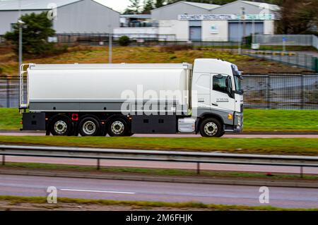 Dundee, Tayside, Scozia, Regno Unito. 4th Jan, 2023. Le notizie più recenti della Scozia: Gas Plunge significa denaro per British PM Sunak, ma non ancora sollievo per i consumatori. Il tetto massimo dell’OFGEM potrebbe scendere al di sotto del livello del £3.000 a partire dal luglio 2023, la popolazione scozzese potrebbe pagare solo £3 miliardi di dollari in sussidi nel prossimo anno fiscale, ma il costo della vita per i prezzi dei prodotti alimentari freschi è aumentato a un tasso record prima di Natale 2022. Schenk, una petroliera tedesca, trasporta il suo trasporto lungo il Dundee Kingsway. Credit: Dundee Photographics/Alamy Live News Foto Stock