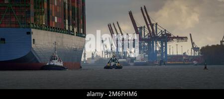 Una grande nave portacontainer arriva nel porto di amburgo Foto Stock