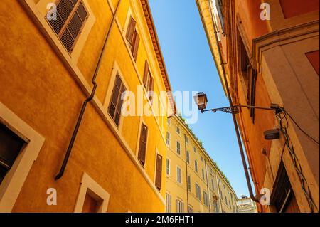 Strade strette con vecchi edifici residenziali mediavali a Roma, Italia Foto Stock