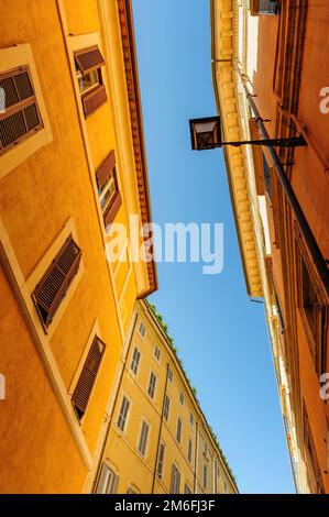 Strade strette con vecchi edifici residenziali mediavali a Roma, Italia Foto Stock