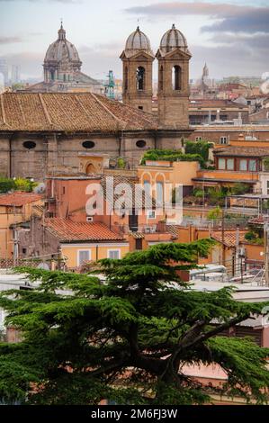 Vista panoramica sui tetti di Roma con basiliche cattoliche e monumenti, Italia Foto Stock