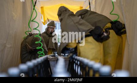 STATI UNITI I marinai assegnati alla Robert M. Casey Naval Family Branch Clinic Iwakuni si preparano a decontaminare un incidente simulato durante un primo corso di formazione per le operazioni di Risposta alla Marine Corps Air Station Iwakuni, Giappone, 27 aprile 2022. In questo corso, il personale della clinica pratica la decontaminazione dei pazienti prima di effettuare la cura, proteggendo l'individuo da ulteriori pericoli. Questa formazione annuale viene utilizzata come aggiornamento per garantire che il corpman familiarizzi con le procedure e sostenga la preparazione generale. Foto Stock