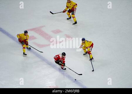 COLONIA, GERMANIA - 2 GENNAIO 2023: Partita di hockey DEL Kölner Haie - Düsseldorfer EG Foto Stock